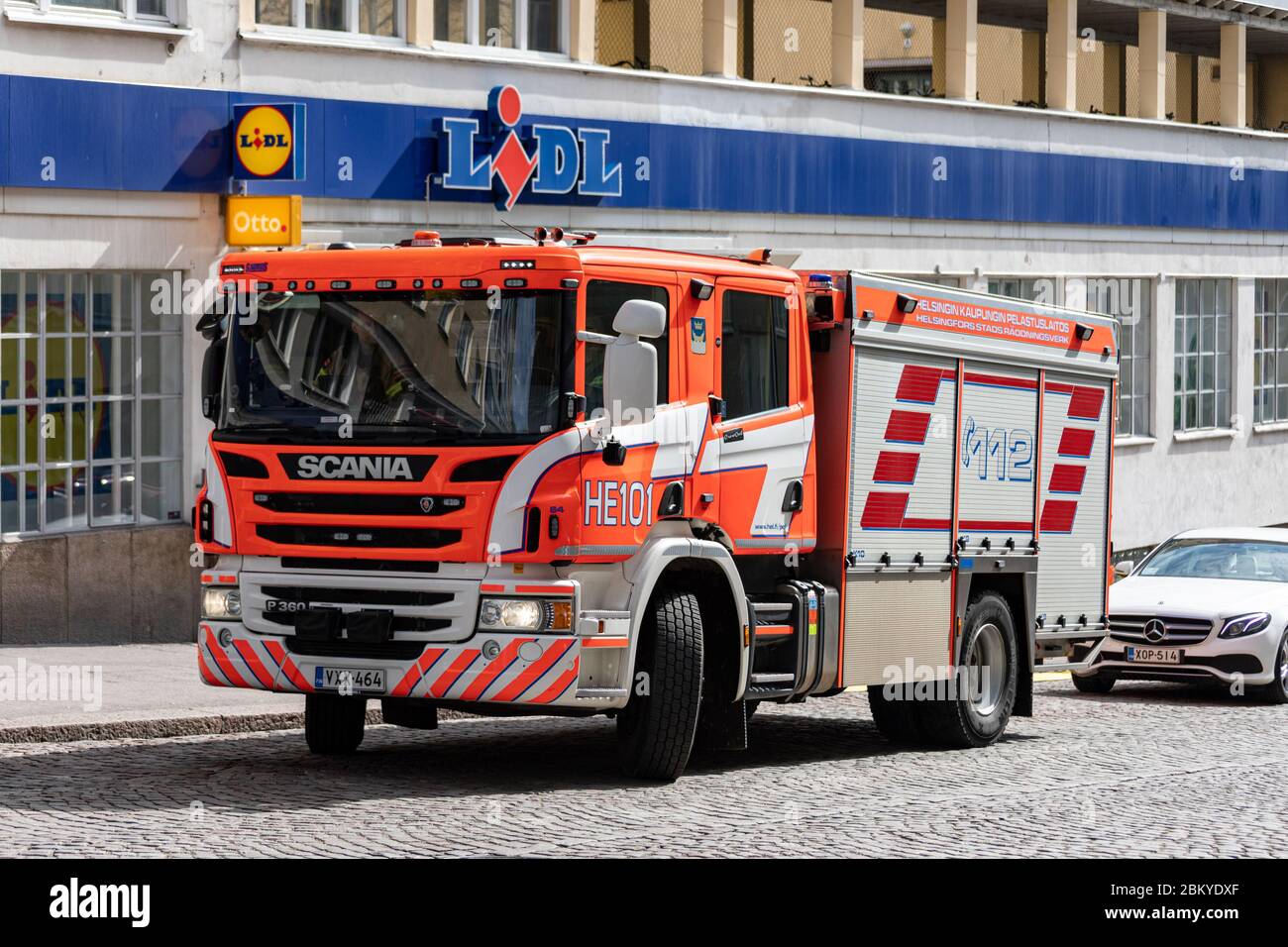 Scania-Feuerwehrmaschine parkte vor dem Lidl-Discounter im Kallio-Viertel von Helsinki, Finnland Stockfoto