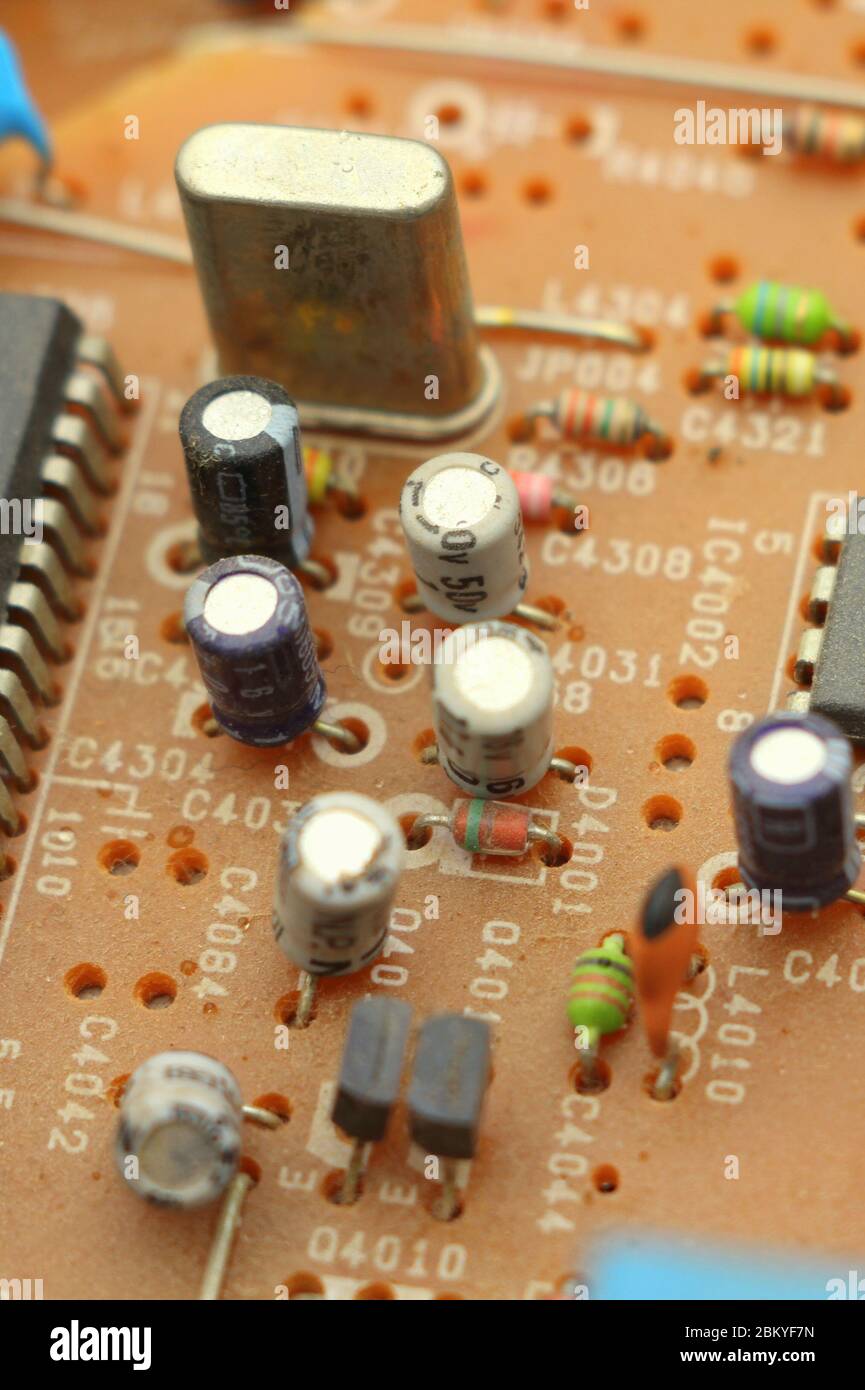 Mikroschaltung mit Funkteilen Nahaufnahme. Moderne Elektronikindustrie. Stockfoto