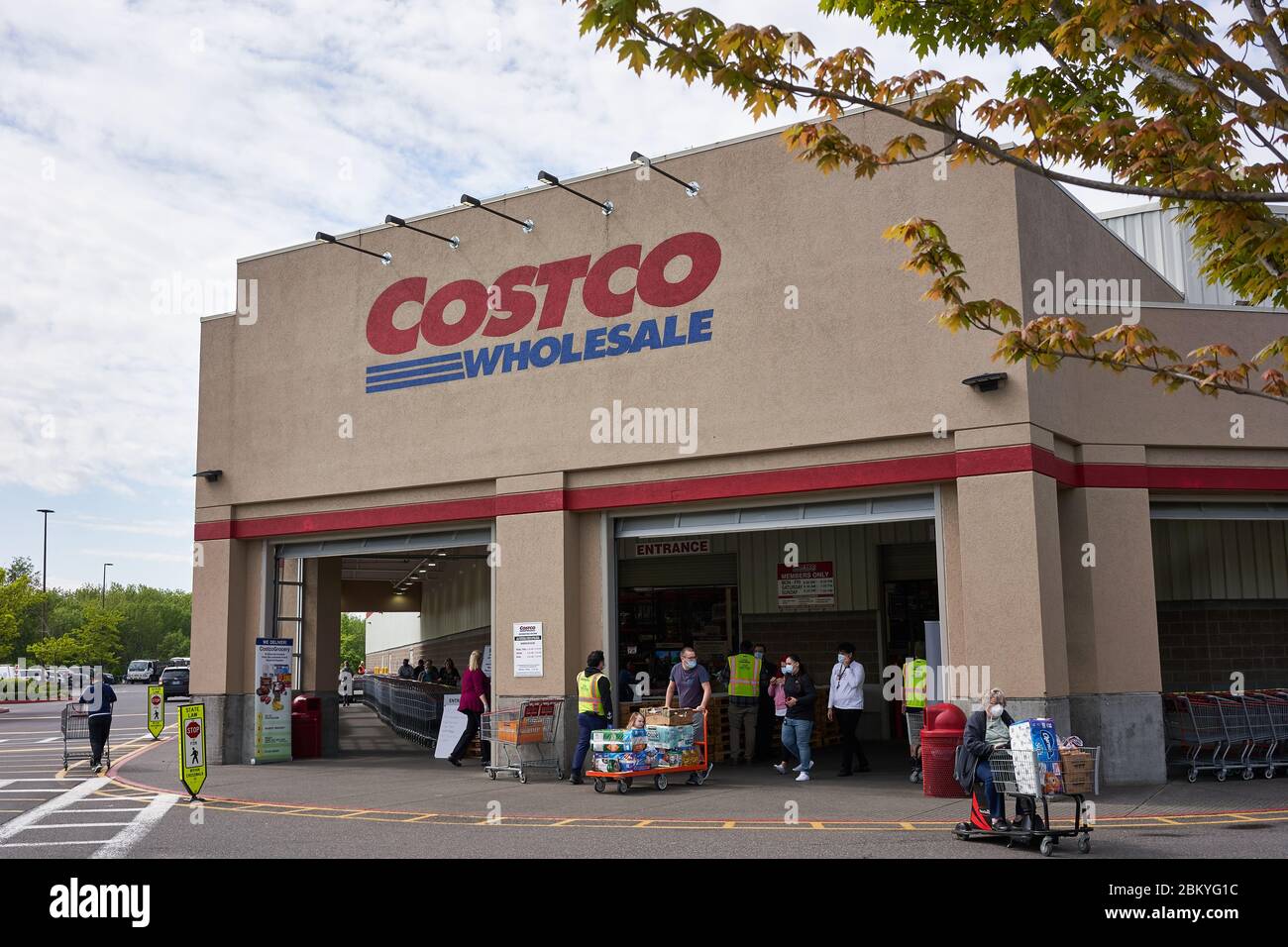 Maskierte Käufer vor einem Costco-Laden in Tigard, Oregon, während der Coronavirus-Pandemie am Dienstag, den 5. Mai 2020. Stockfoto