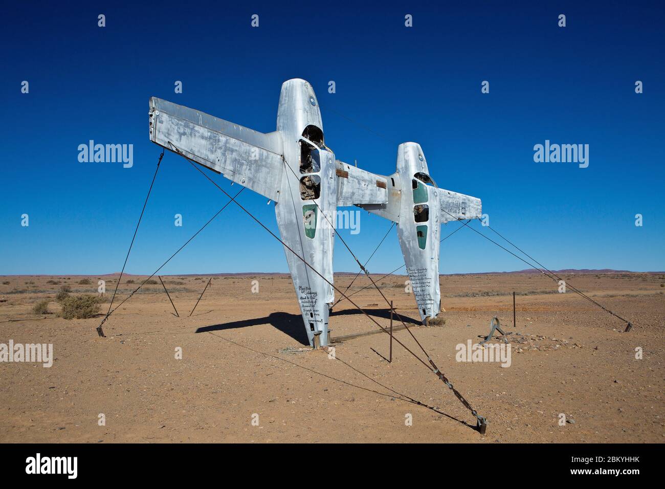 'Plane Henge', ein Robin Cooke Kunstwerk im Mutonia Sculpture Park auf dem Oodnadatta Track, South Australia, Australien Stockfoto