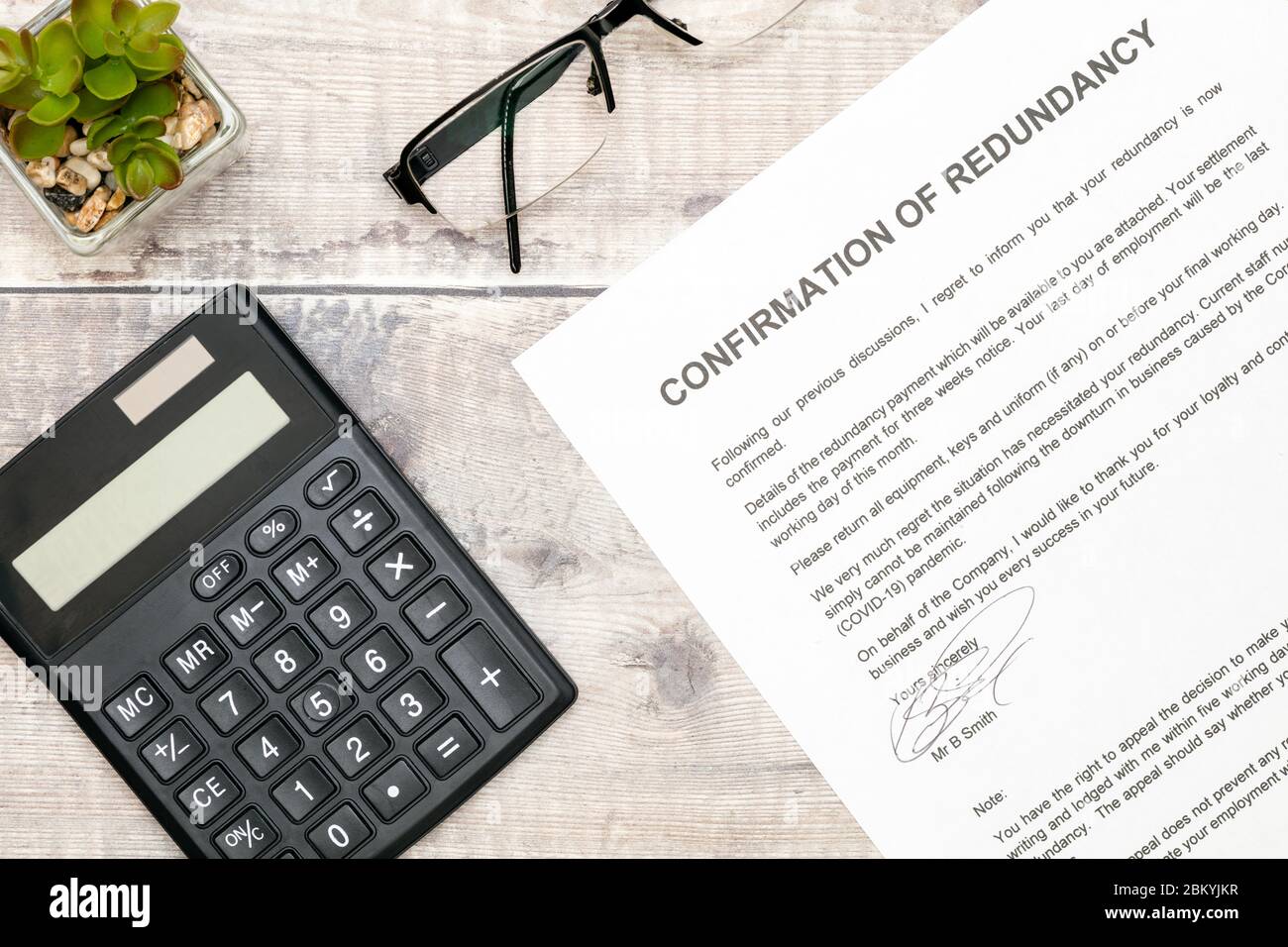 Wirtschaftliche Rezession - EIN Redundanzbrief und Rechner. Stockfoto