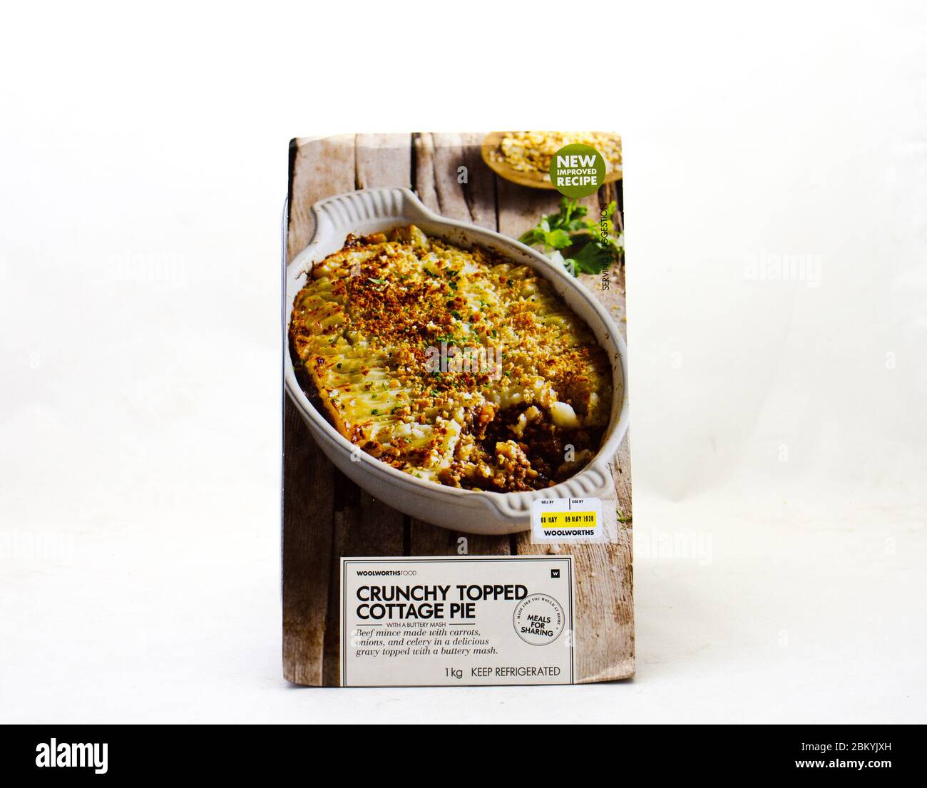 Alberton, Südafrika - ein Container von Crunchie gekrönt Cottage Pie von Woolworths Essen isoliert auf einem klaren Hintergrundbild mit Kopierraum Stockfoto