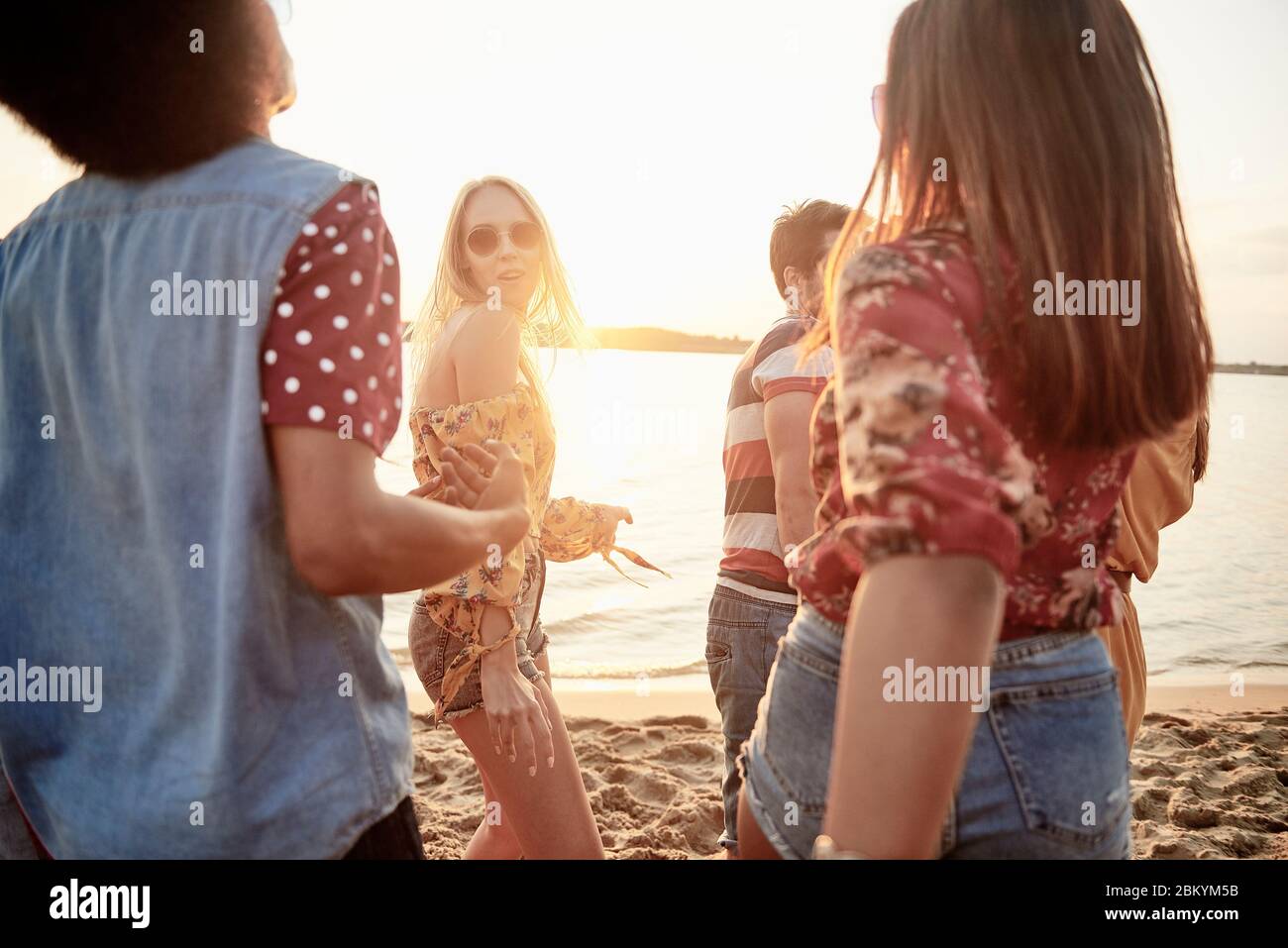 Junge Leute tanzen am Strand Stockfoto