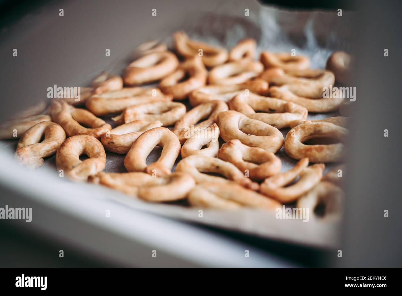 Handgemachte Taralli salzige Snack, typisch aus Apulien, Italien ...