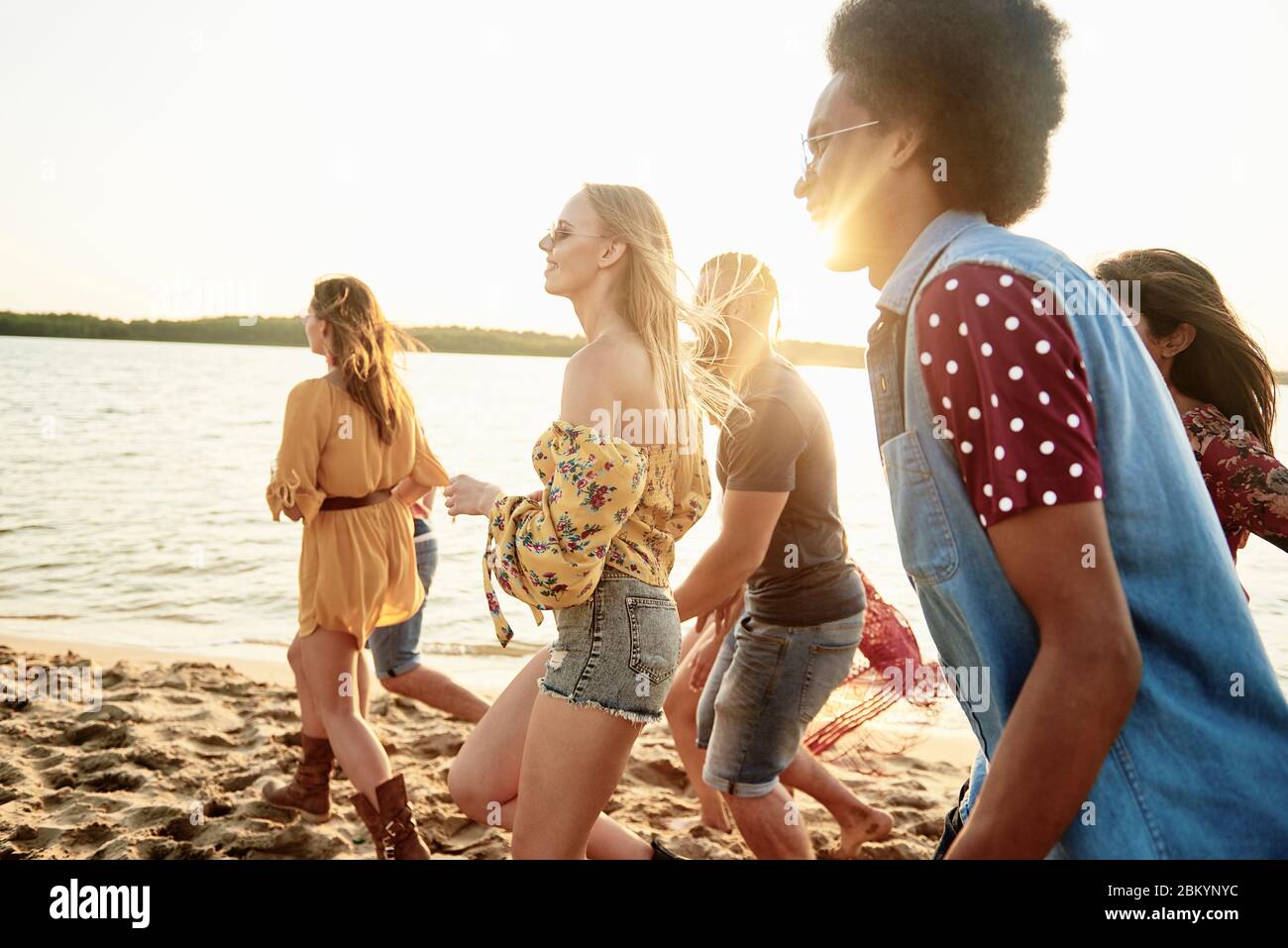 Leute am Strand laufen lassen Stockfoto