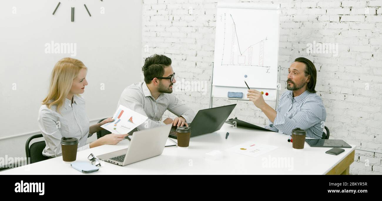 Teamwork von Geschäftsleuten in hellen modernen Büros Stockfoto