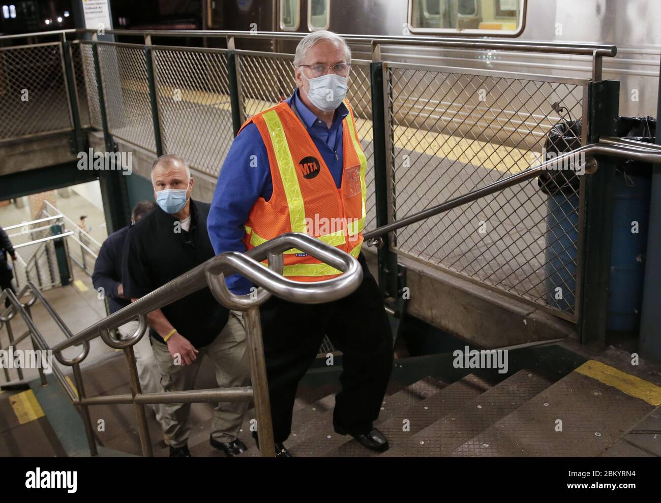 New York, New York, USA. Mai 2020. MTA-Vorsitzender Patrick J Foye führt die Coney Island Subway Stop, während NYPD Polizeibeamte die Obdachlosen und andere, die in den Subway-Autos bleiben wollen, nachdem die Subways in New York City am Mittwoch, 6. Mai 2020 geschlossen sind, begleiten. Aufgrund der Coronavirus-Pandemie zum ersten Mal in der Geschichte der MTA halten Beamte regelmäßig geplanten Nachtdienst. Am 30. April: Gouverneur Andrew Cuomo und Bürgermeister Bill de Blasio, kündigte an, dass die MTA Züge zwischen 1 und 5 Uhr morgens aussetzen wird, um das System alle 24 Stunden gründlich zu reinigen. C Stockfoto