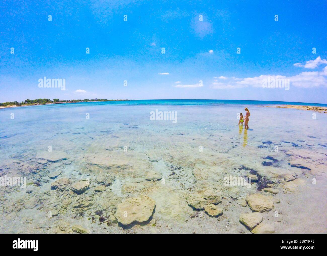 Wunderschöner Sandstrand mit transparentem kristallklarem Wasser im Sommer in Salento, Apulien, Italien Stockfoto