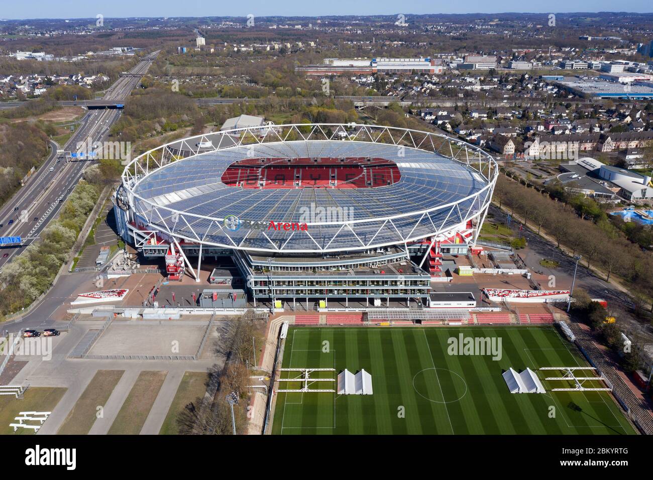 Leverkusen, Deutschland. April 2020. firo: 04.04.2020, Fuvuball, 1.Bundesliga, Saison 2019/2020, Bayer 04 Leverkusen, Stadion, BAYARENA, Luftaufnahme, Luftaufnahme, von oben, Drohne, Drohnenfoto, weltweit verwendet Quelle: dpa/Alamy Live News Stockfoto