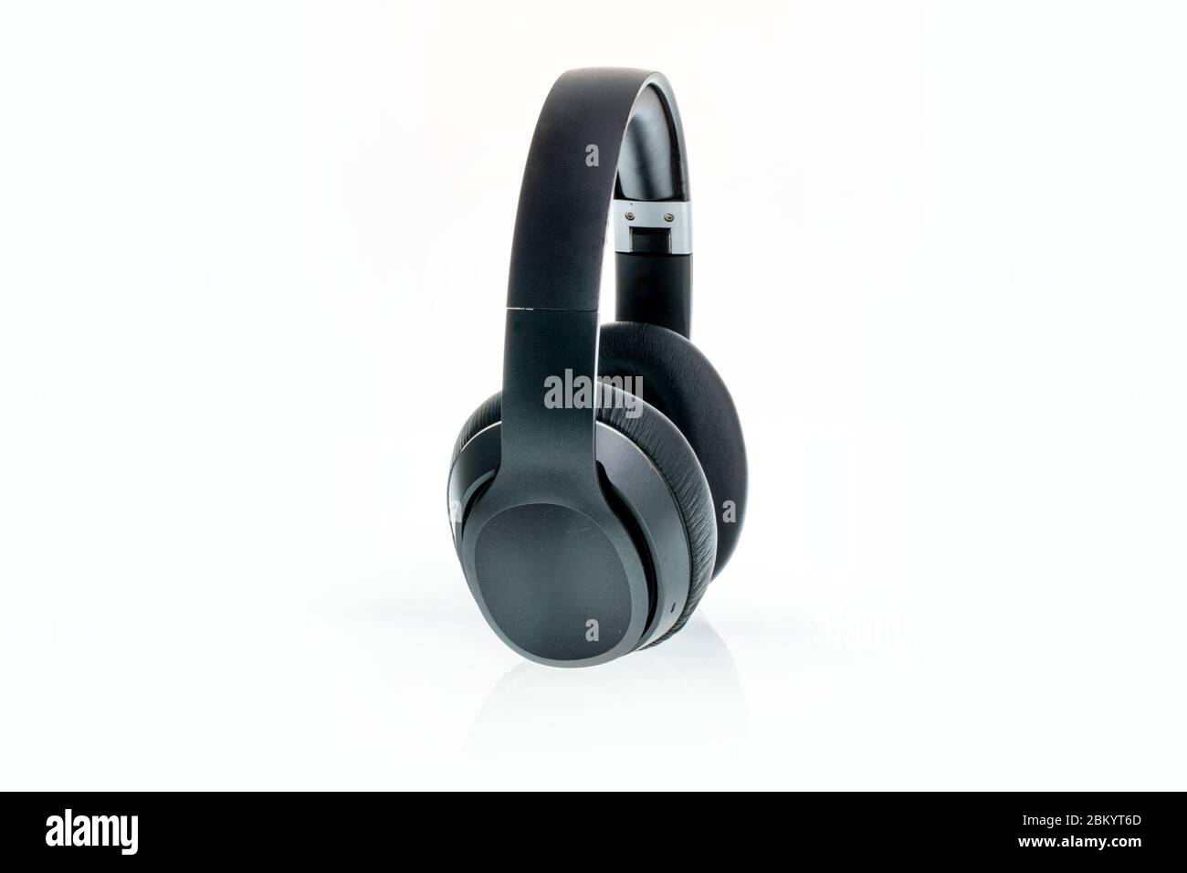 Kopfhörer schwarz auf weißem Hintergrund Stockfoto