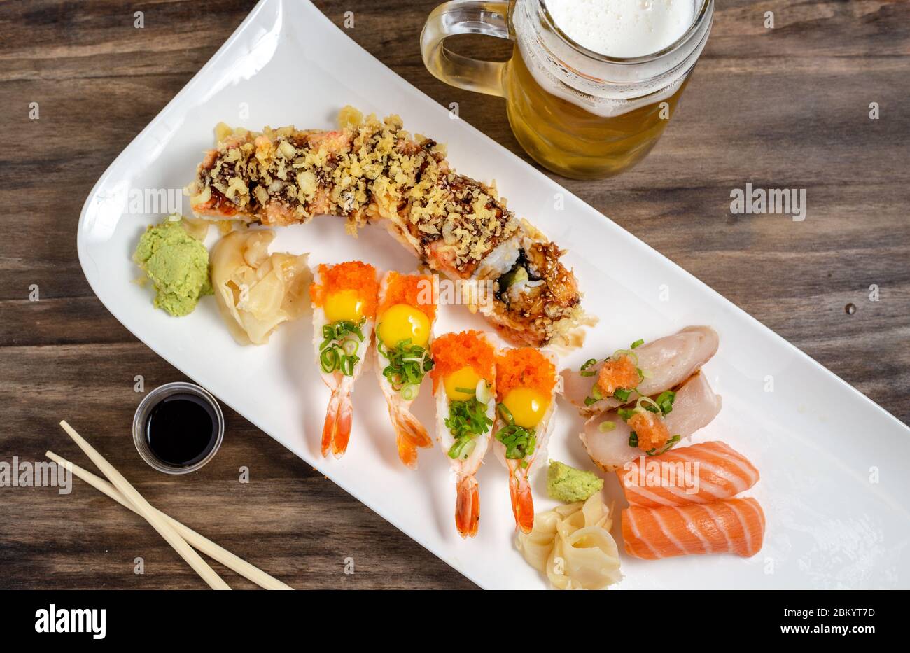 Platte mit frischem Sushi mit Garnelenbooten, Sushi-Brötchen, Thunfisch und Lachs Stockfoto