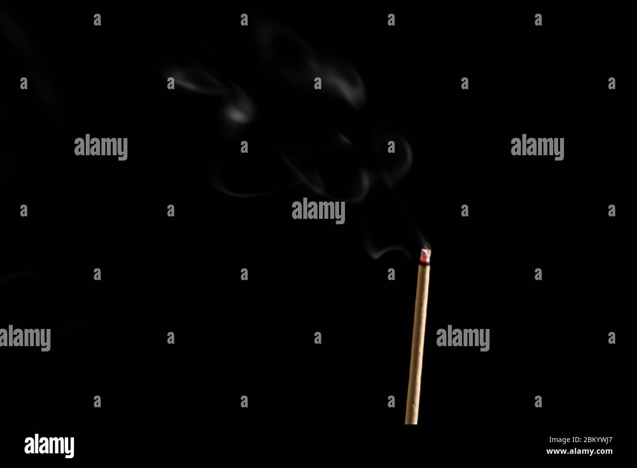 Räucherstäbchen und Räucherstäbchen rauchen auf schwarzem Hintergrund mit weißem Hintergrund Stockfoto