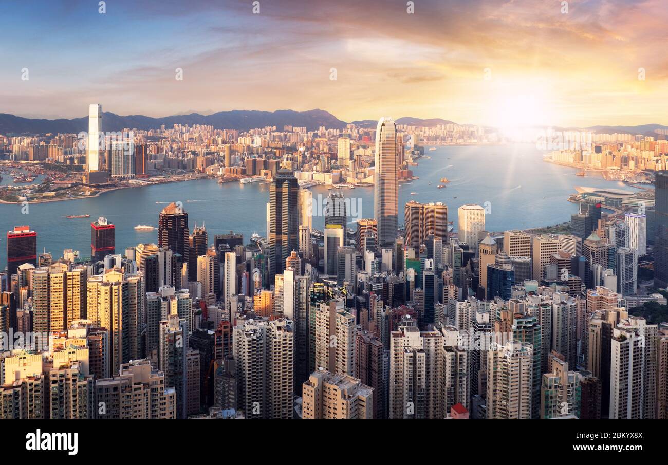 Hongkong bei dramatischem Sonnenuntergang, China Skyline - Luftaufnahme Stockfoto