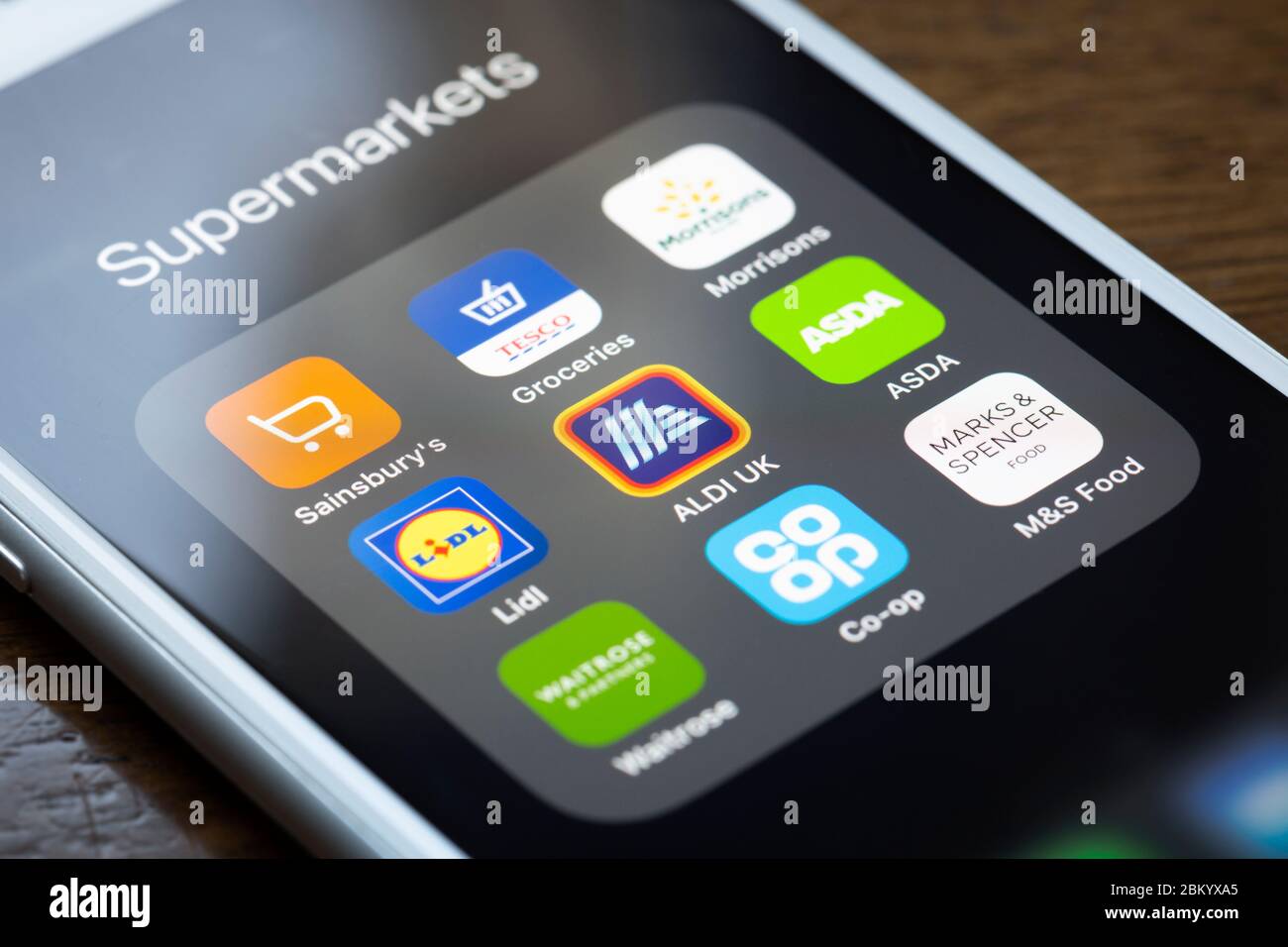 BATH, UK - 5. MAI 2020 : Smartphone-Anwendungen für alle großen britischen Supermärkte auf einem iPhone-Bildschirm Stockfoto
