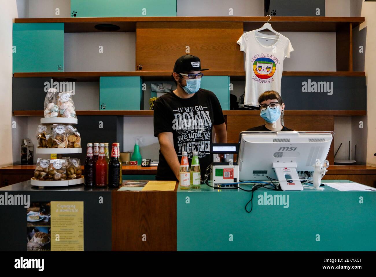 Mit dem Ende der Sperre hat die italienische Regierung es den Bars und Restaurants erlaubt, ausschließlich zum Mitnehmen wieder zu öffnen. Tischservice ist immer noch verboten. Mailand, Den 04. Mai 2020. Stockfoto