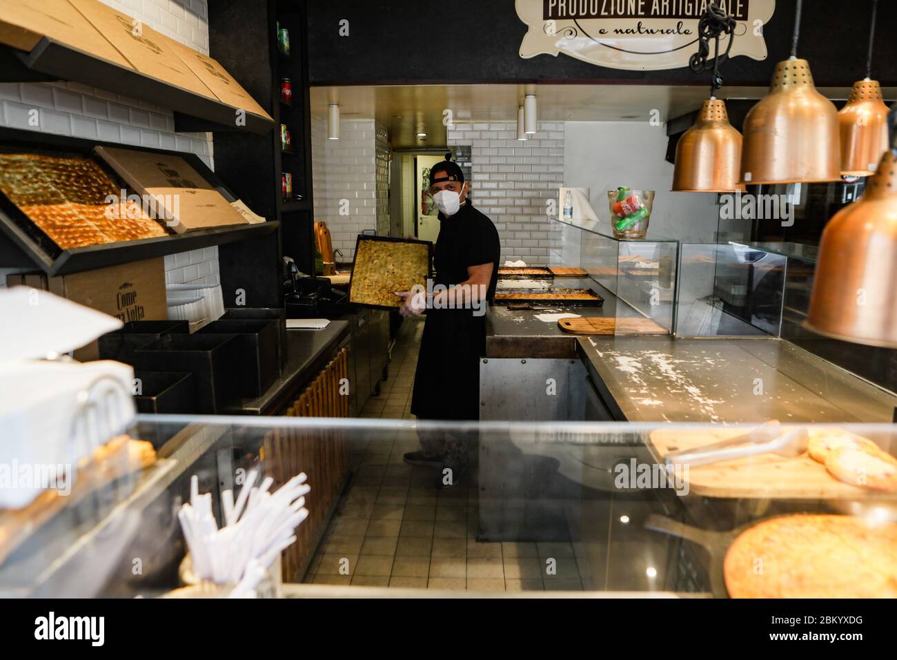 Mit dem Ende der Sperre hat die italienische Regierung es den Bars und Restaurants erlaubt, ausschließlich zum Mitnehmen wieder zu öffnen. Tischservice ist immer noch verboten. Mailand, Den 04. Mai 2020. Stockfoto