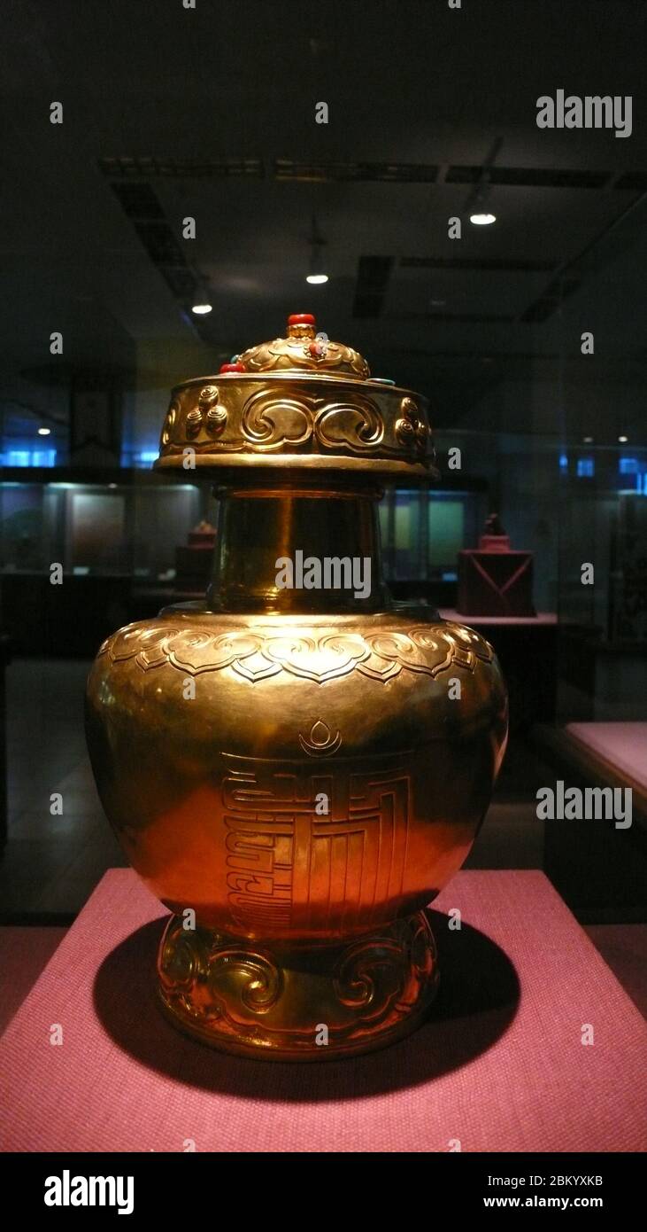 18. Jahrhundert n. Chr. Goldene Flasche und Zeichen Tibet Museum die goldene Vase dient zur Identifizierung der Reinkarnation des Dalai Lama und des Majos Stockfoto