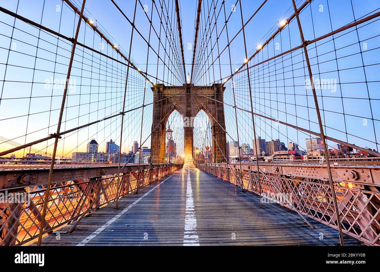 New York, Brooklyn-Brücke bei Nigth, USA Stockfoto