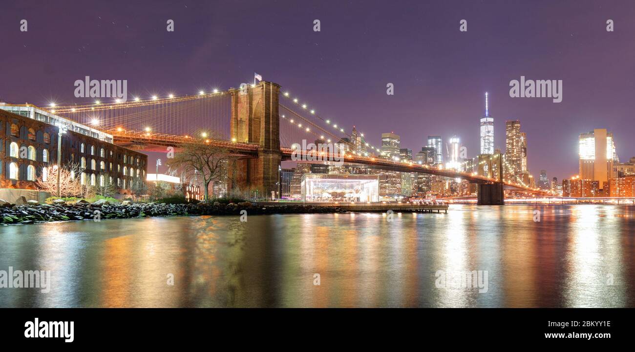 Brooklyn Bridge über den East River in der Nacht in New York City Manhattan Stockfoto