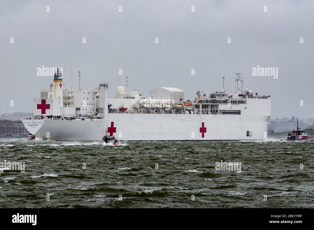 New York, NY, 30. April 2020 – die USNS Comfort verlässt den Hafen von New York, nachdem sie ihre Mission zur Unterstützung der Coronavirus (COVID-19)-Reaktion abgeschlossen und den Stress auf das Krankenhaussystem der Stadt entlastet hat. Das Lazarettschiff der Marine, das am 30. März in New York eintraf, fährt zurück zu seinem Heimathafen in Norfolk, Virginia, um aufzufüllen und auf seinen nächsten Einsatz zu warten. FEMA Region 2 Administrator Tom von Essen, NYC Emergency Management Commissioner Deanne Criswell und USAF General Terrence J. O’Shaughnessy vor dem Gespräch mit der Presse. K.C. Wilsey/FEMA Stockfoto