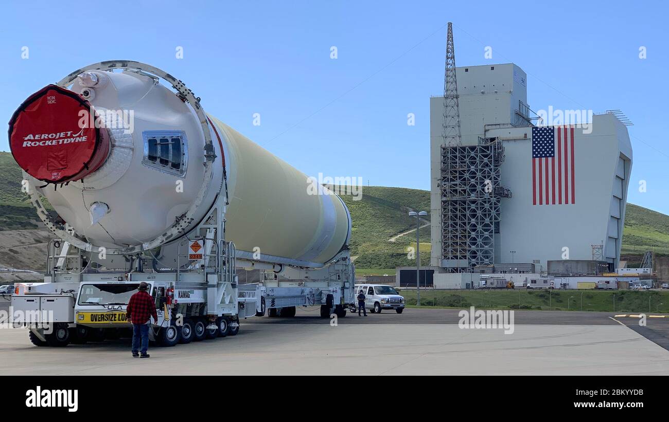 Ein schwerer Delta IV Booster von einem Barge der United Launch Alliance, bekannt als RocketShip, geht an die Horizontale Integrationsfazilität vom 4. Mai 2020 auf der Vandenberg Air Force Base, Calif. EIN HIF ist ein Gebäude, in dem die Stufen einer mehrstufigen Rakete zusammengebracht werden, bevor der zusammengebaute Stapel auf die Startrampe oder den Weltraumstartkomplex ausgerollt und in eine vertikale Position für die endgültige Integration und den Start angehoben wird. (Foto mit freundlicher Genehmigung) Stockfoto