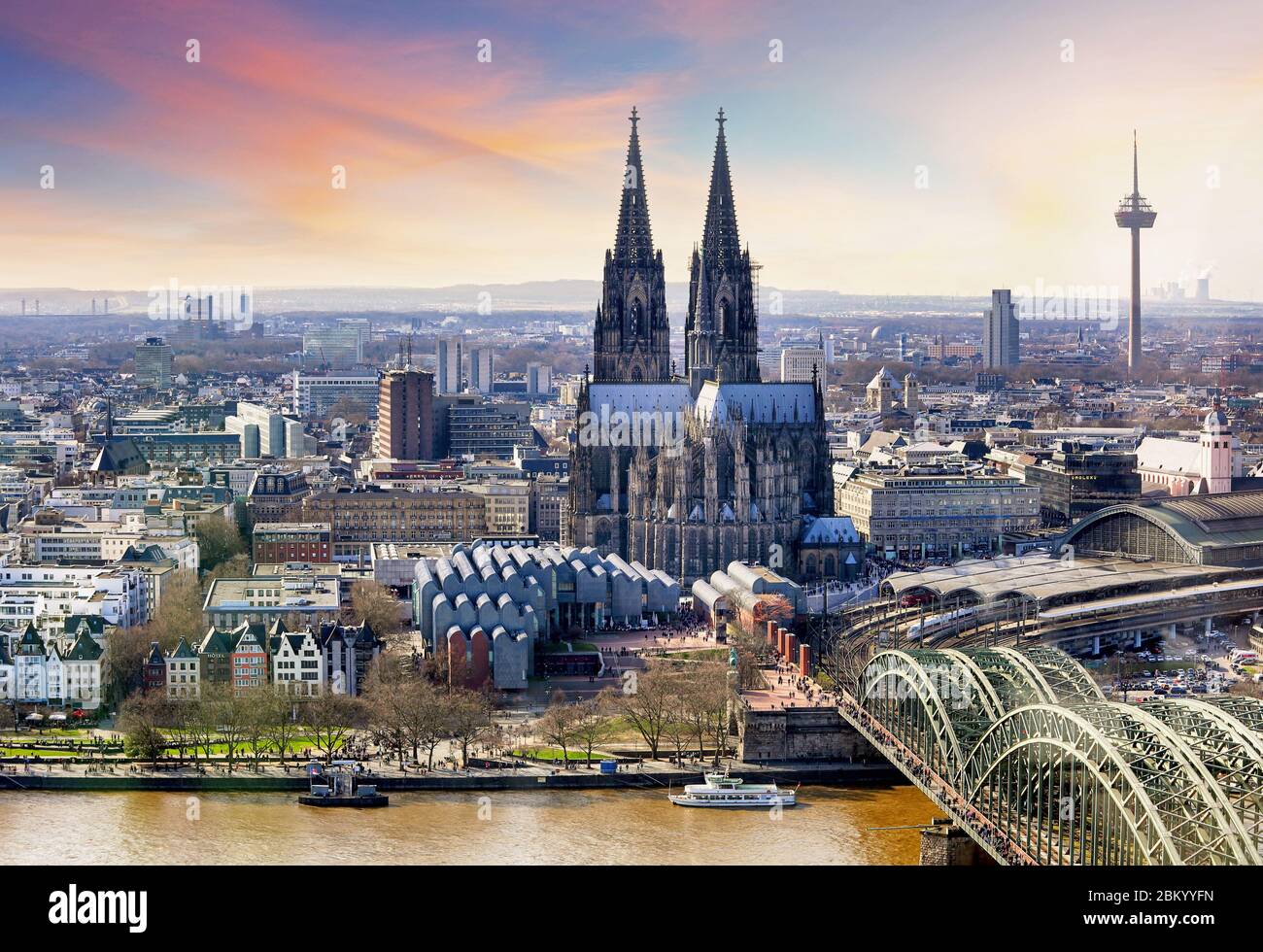 Kölner Dom und Hohenzollernbrücke bei Sonnenuntergang - Nacht Stockfoto