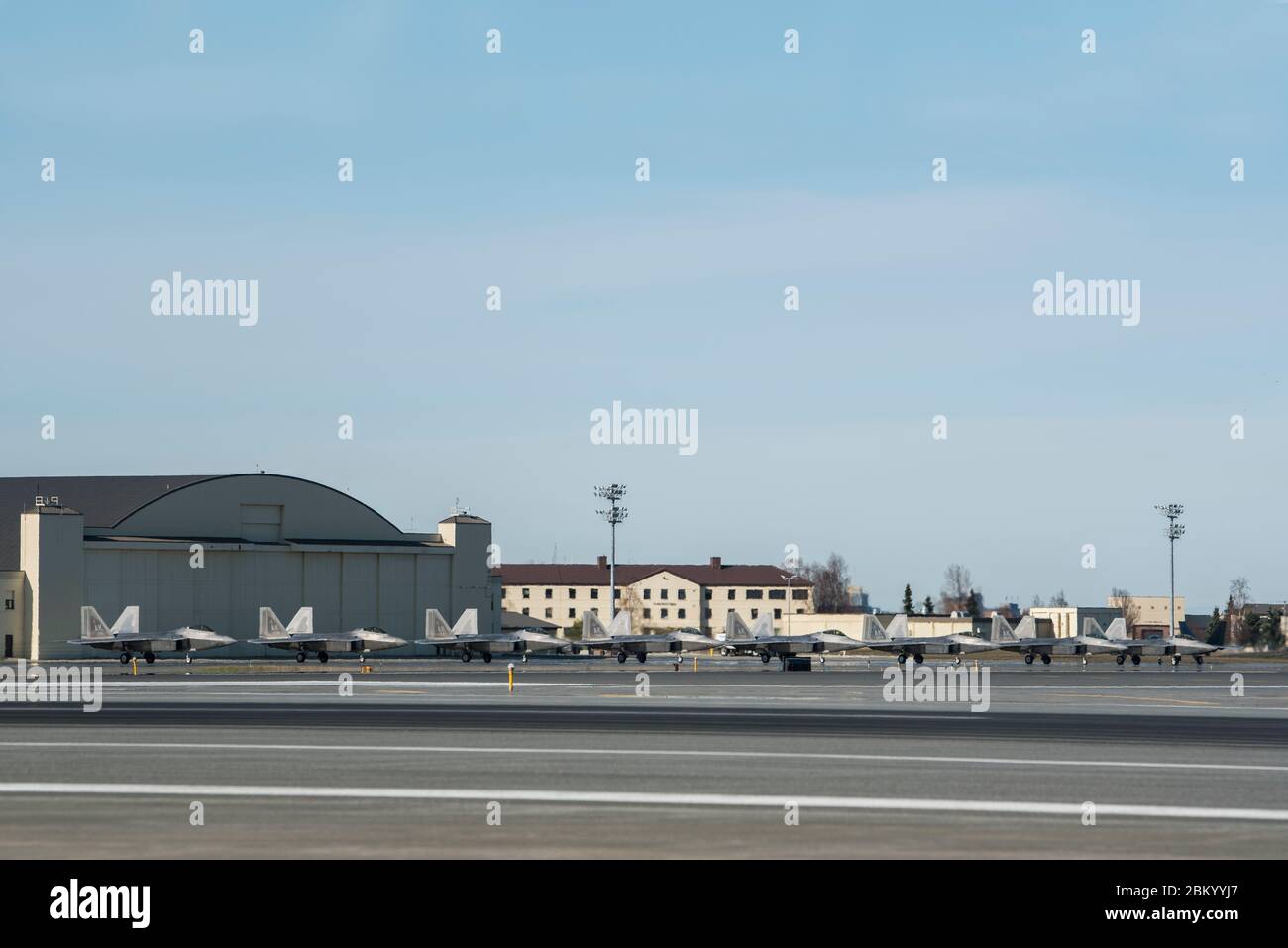 Die US Air Force F-22 Raptors warten auf der Fluglinie, bevor sie nach einem Elefantenspaziergang am 5. Mai 2020 am Joint Base Elmendorf-Richardson, Alaska, starten. Die Massenbildung von Total Force Airmen und Flugzeugen zeigte die Fähigkeit von aktiven Dienst- und Wachtkräften, zusammen mit ihren Reserve-Gegenstücken zu planen, um Luftkraft zur Unterstützung einer freien und offenen Indo-Pazifik und Heimatschutz trotz der globalen Pandemie COVID-19 bereitzustellen. (USA Luftwaffe Foto von Senior Airman Caitlin Russell) Stockfoto