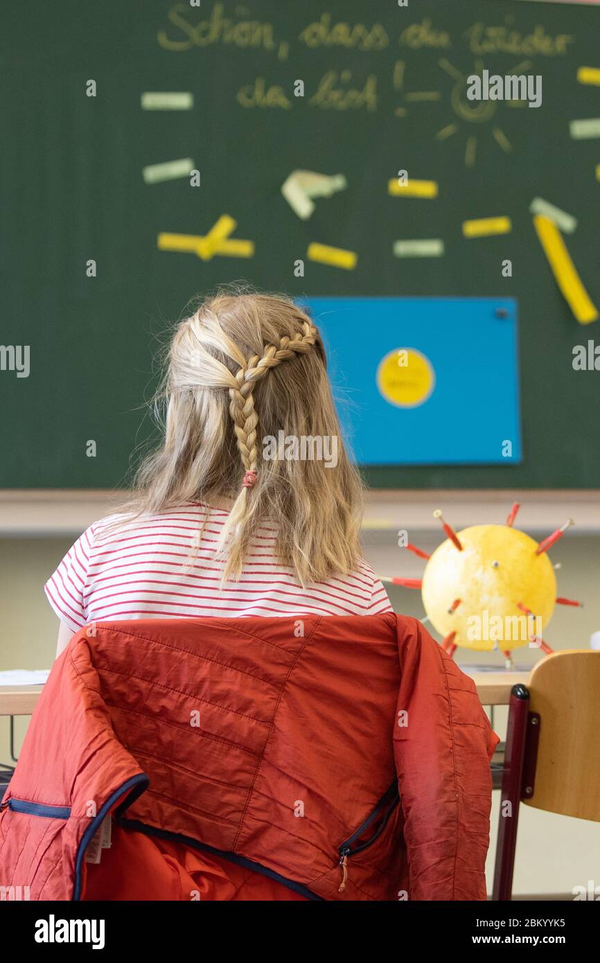Dresden, Deutschland. Mai 2020. Die Schülerin einer vierten Klasse sitzt zu Beginn des Unterrichts in ihrem Sitz in der 103. Grundschule 'Unterm Regenbogen'. In den Grund- und Sonderschulen beginnen die Klassen für die vierte Klasse im Freistaat wieder in Übereinstimmung mit den Hygiene- und Fernabstandsregeln. Quelle: Sebastian Kahnert/dpa-Zentralbild/dpa/Alamy Live News Stockfoto