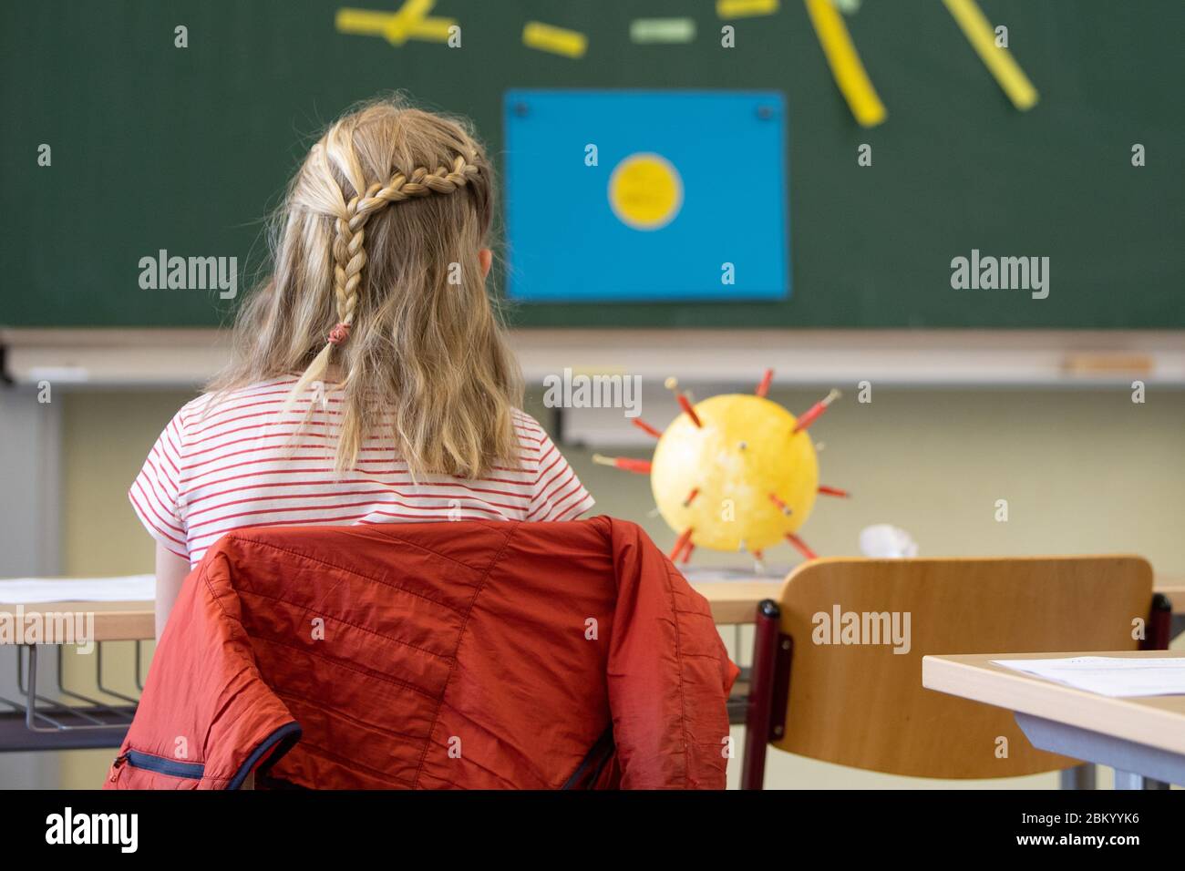 Dresden, Deutschland. Mai 2020. Die Schülerin einer vierten Klasse sitzt zu Beginn des Unterrichts in ihrem Sitz in der 103. Grundschule 'Unterm Regenbogen'. In den Grund- und Sonderschulen beginnen die Klassen für die vierte Klasse im Freistaat wieder in Übereinstimmung mit den Hygiene- und Fernabstandsregeln. Quelle: Sebastian Kahnert/dpa-Zentralbild/dpa/Alamy Live News Stockfoto