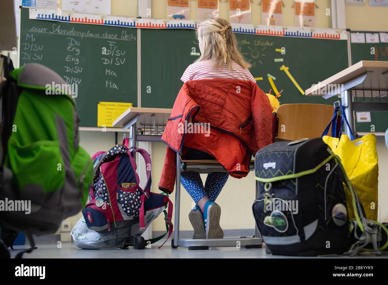 Dresden, Deutschland. Mai 2020. Die Schülerin einer vierten Klasse sitzt zu Beginn des Unterrichts in ihrem Sitz in der 103. Grundschule 'Unterm Regenbogen'. In den Grund- und Sonderschulen beginnen die Klassen für die vierte Klasse im Freistaat wieder in Übereinstimmung mit den Hygiene- und Fernabstandsregeln. Quelle: Sebastian Kahnert/dpa-Zentralbild/dpa/Alamy Live News Stockfoto