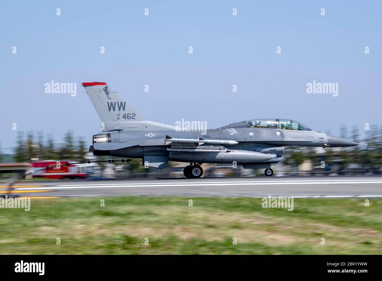 Ein F-16 Kampffalke der Misawa Air Base, der dem F-16 Demonstrationsteam der Pacific Air Forces zugewiesen wurde, fängt ein Barrierenkabel während eines jährlichen Zertifizierungstests des Flugzeugabsperrsystems auf der Yokota Air Base, Japan, 29. April 2020. Der jährliche Test stellt sicher, dass die Systemhydraulik betriebsbereit und sicher ist. (USA Luftwaffe Foto von Airman 1. Klasse Brieana E. Bolfing) Stockfoto