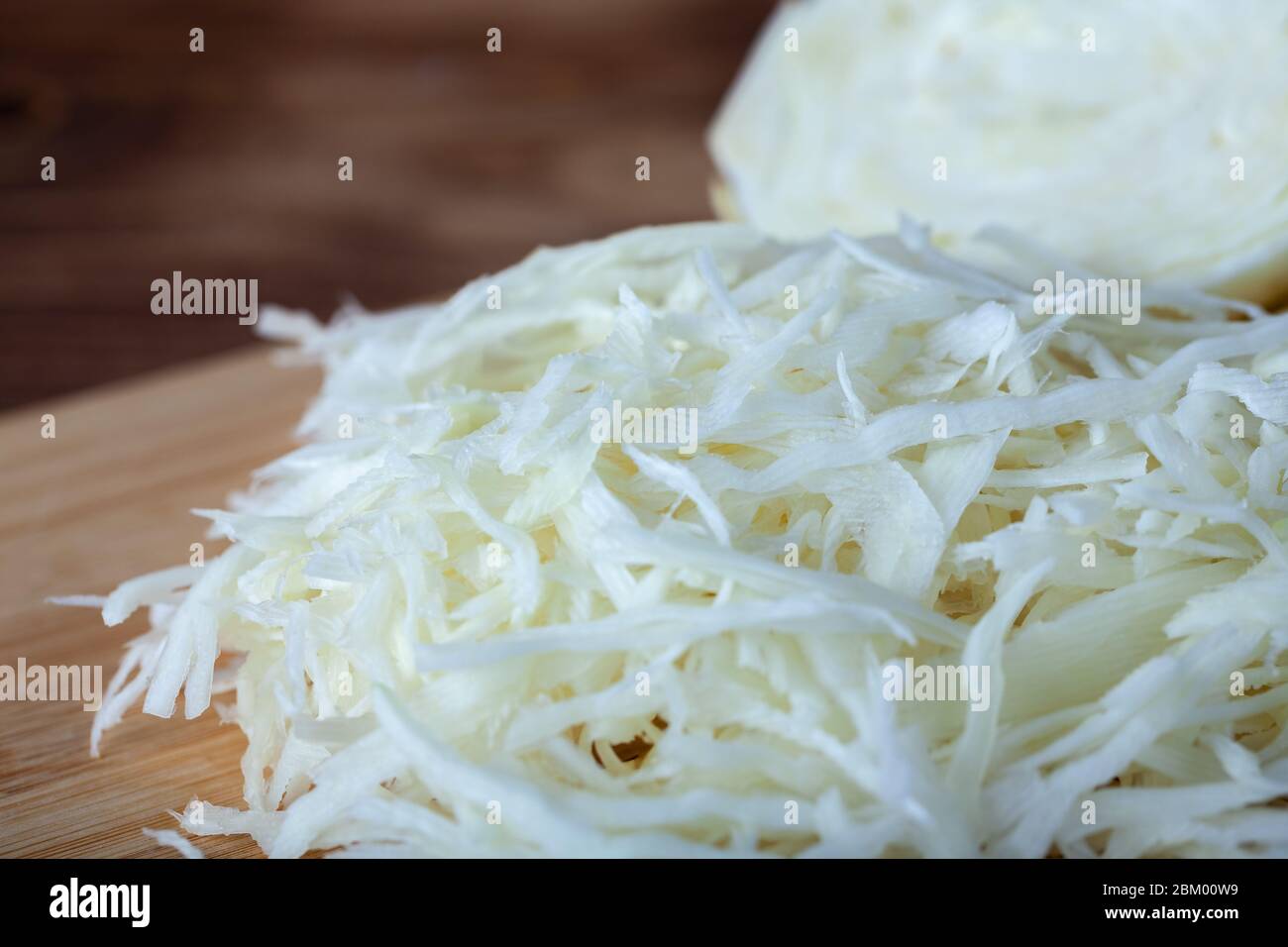 Kohl in Scheiben auf einem Holzbrett Stockfoto