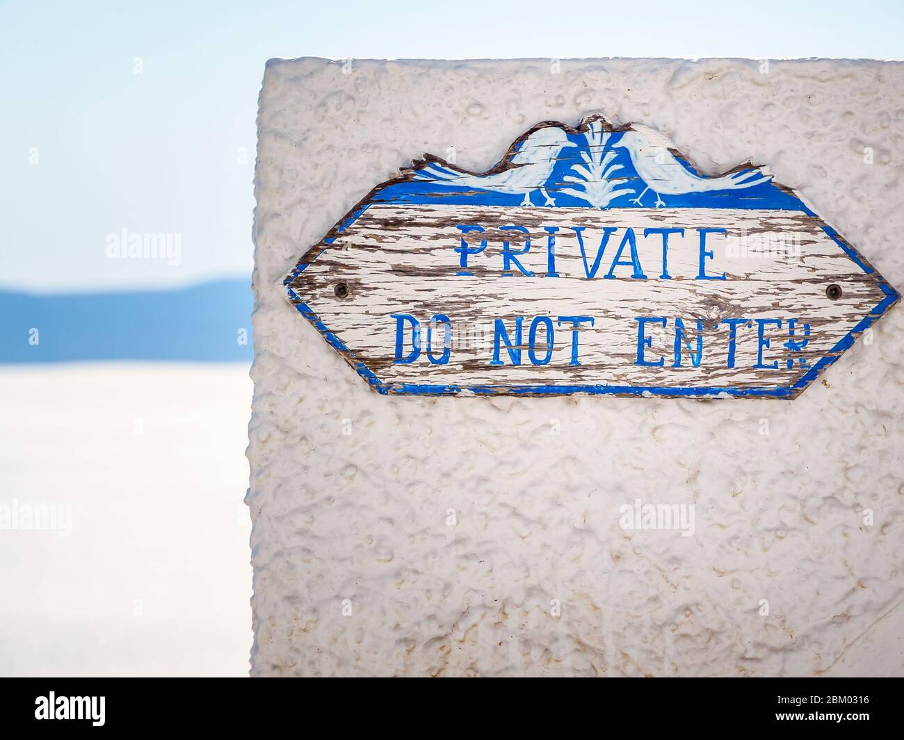 Holzschild mit Schriftzug dont Enter, privat. Santorini, Kykladen, Griechenland. Stockfoto