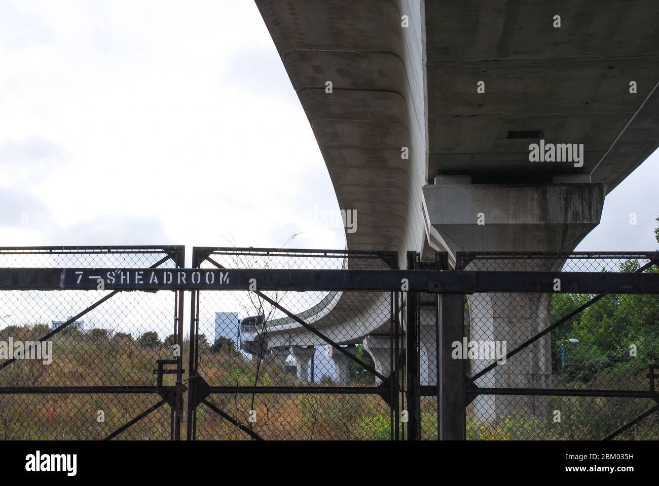 Docklands Light Railway Geometrie Form Curve Platforms Pontoon Dock DLR Station, Royal Docks, London Silvertown Stockfoto
