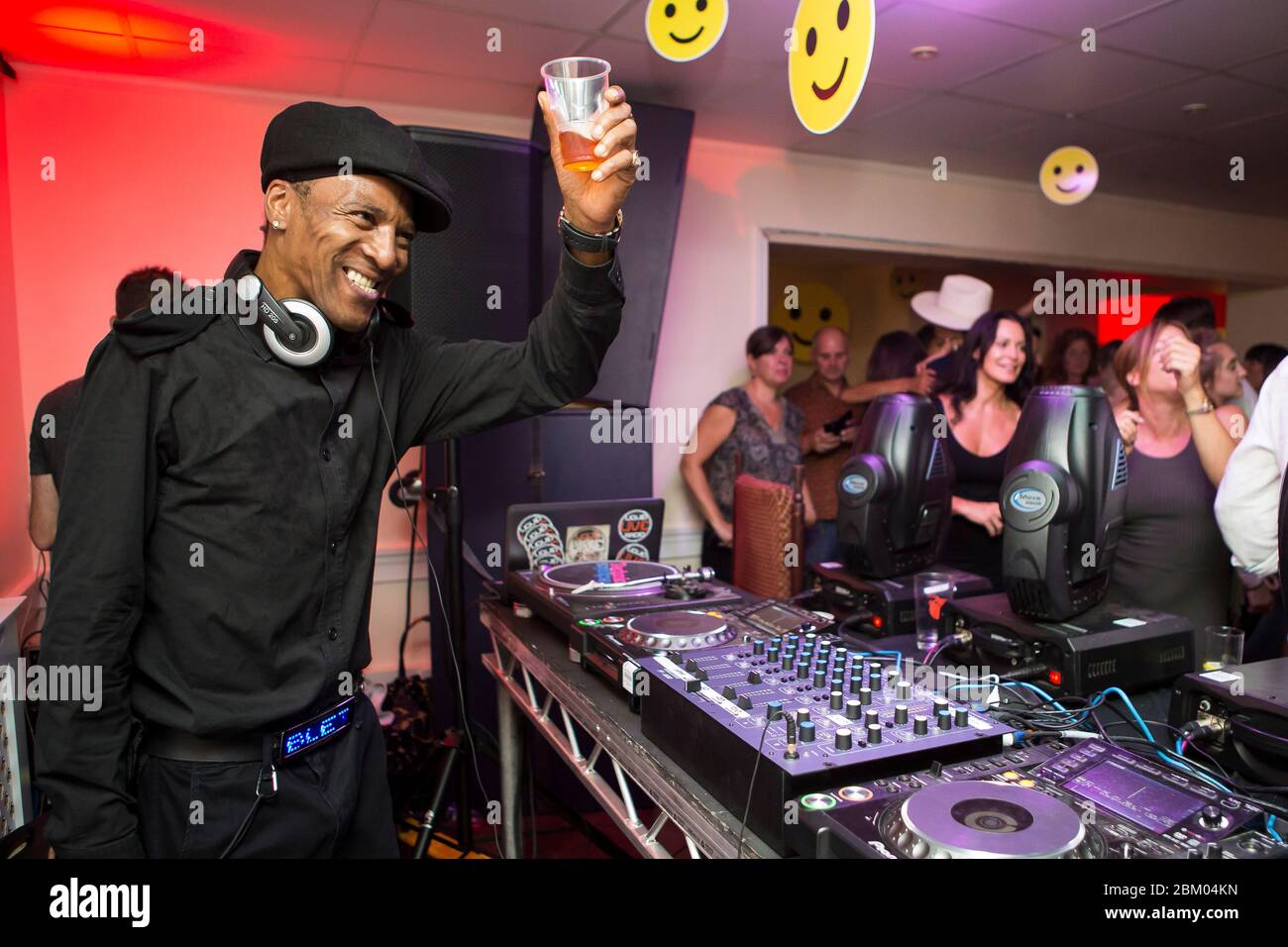 Der verstorbene Paul Trouble Anderson DJing auf einer privaten Party in South London Stockfoto