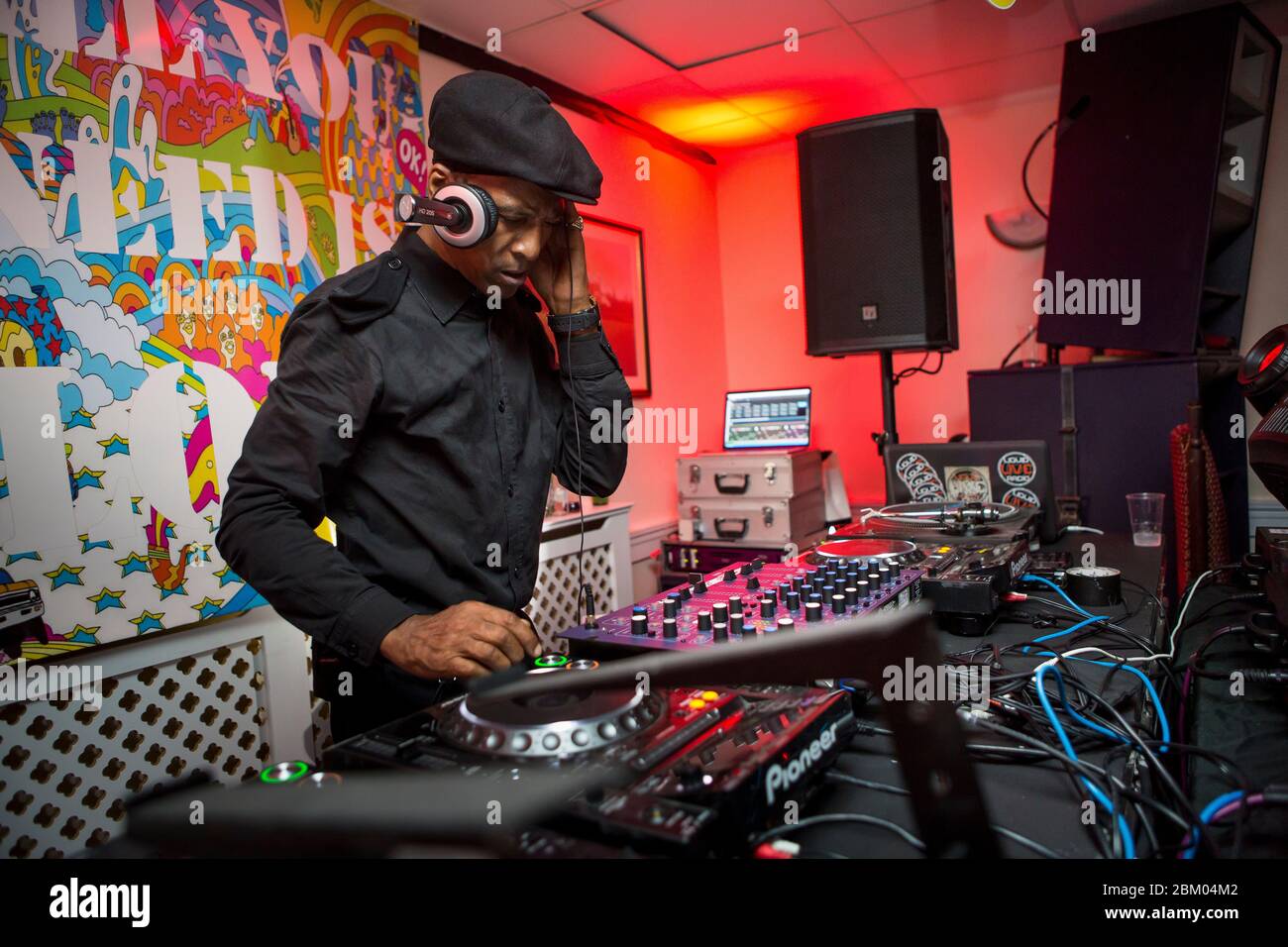 Der verstorbene Paul Trouble Anderson DJing auf einer privaten Party in South London Stockfoto