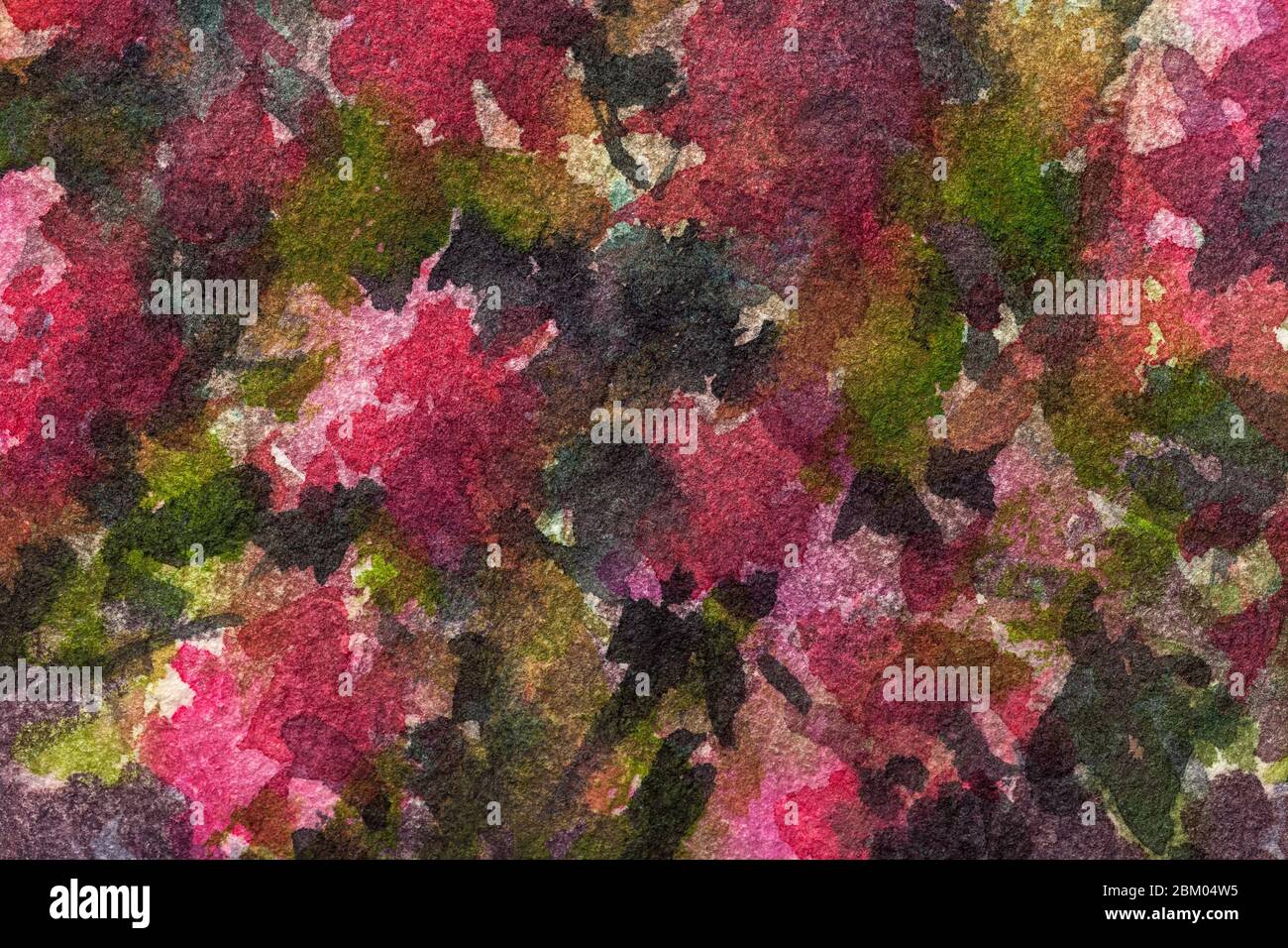 Abstrakte Kunst Hintergrund dunkelgrün und rot Farben. Aquarell auf Leinwand mit lila Flecken. Fragment von Kunstwerken auf Papier mit rosa Blüten sta Stockfoto
