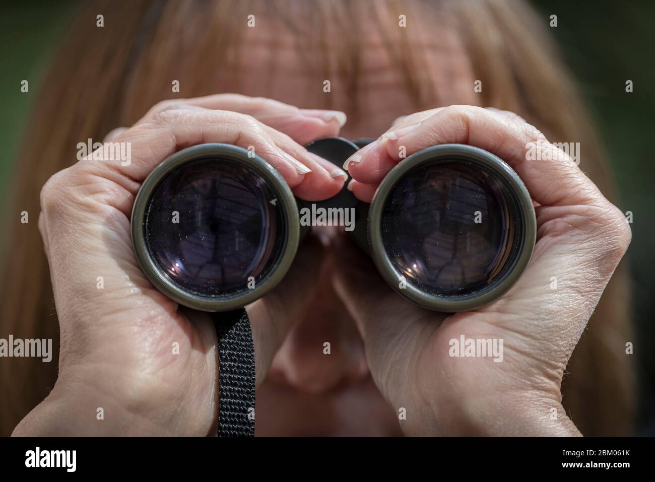 Frau mit Fernglas an ihre Augen. Stockfoto