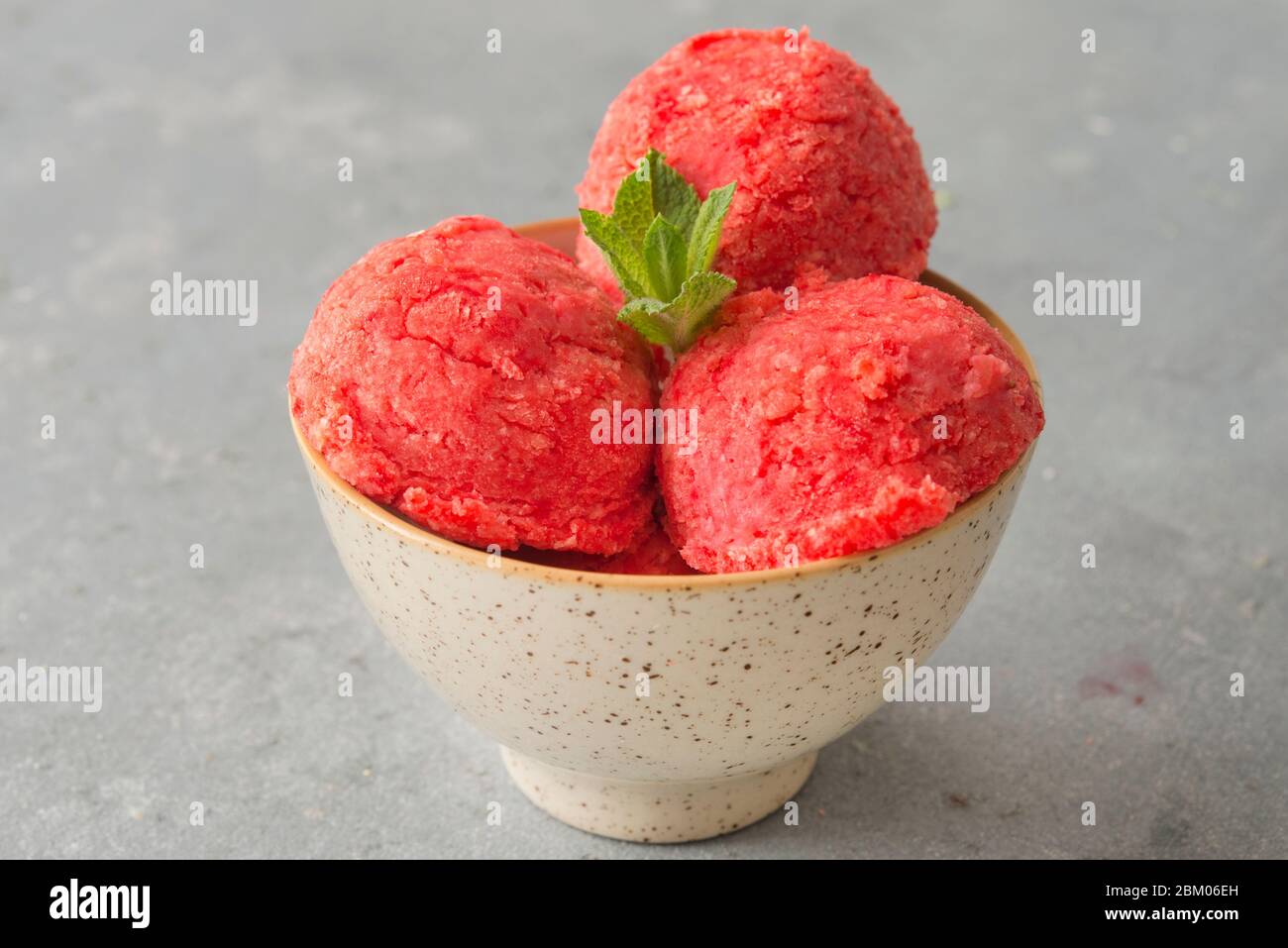 DAS BESTE ERDBEER-EIS REZEPT Stockfoto