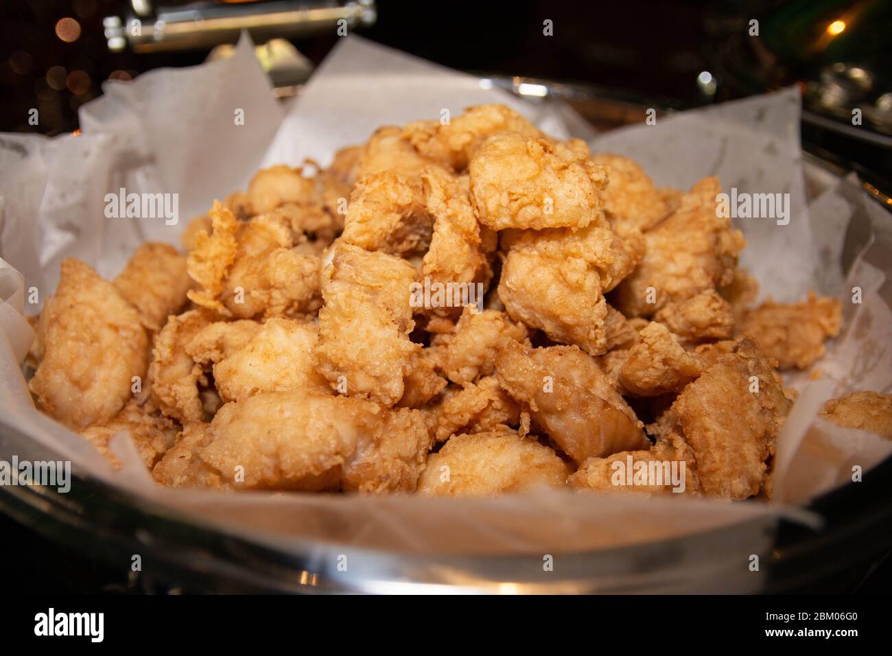 Knusprig gebratenes Hähnchen in einer großen Büffetpfanne gestapelt. Stockfoto