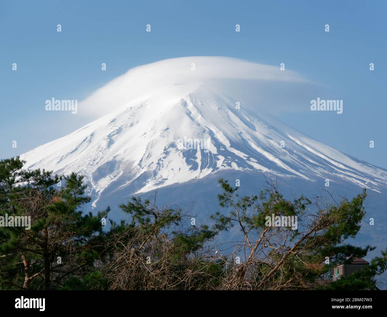 Mount Fuji mit Schneedecke und Wolken vom See Kawaguchiko aus gesehen, in Japan. Stockfoto