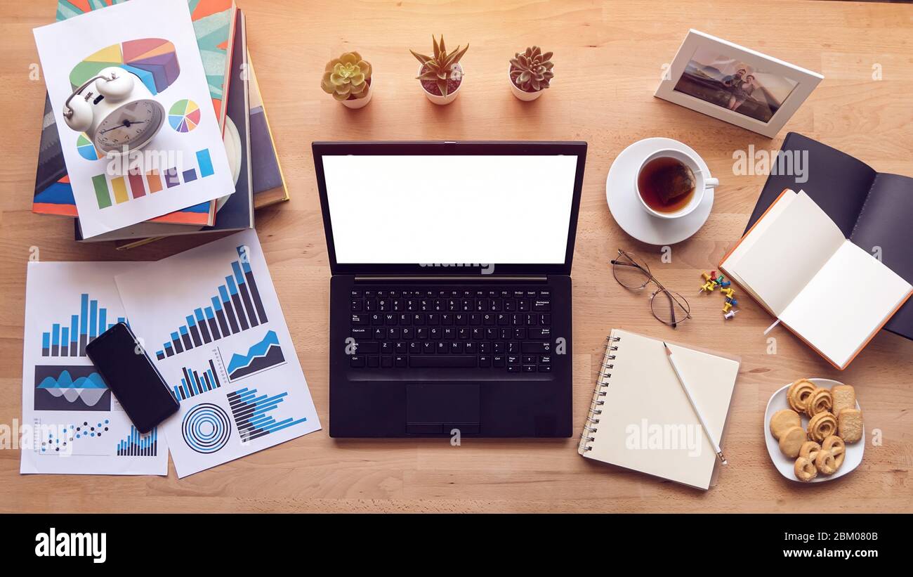 Arbeiten von zu Hause. Laptop-Computer mit leeren weißen Bildschirm für Kopierraum, Arbeit zu Hause während der Selbstisolierung, um zu vermeiden, Verbreitung Krankheit Übertragung Stockfoto