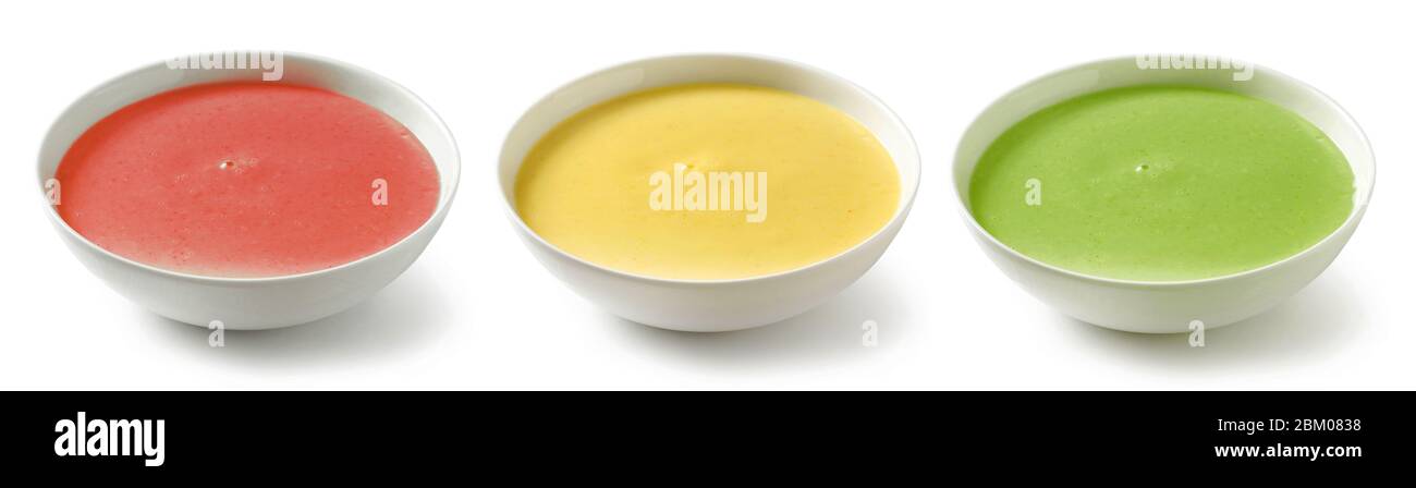 Schüssel mit Gemüse-Sahne-Suppe auf weißem Hintergrund isoliert Stockfoto
