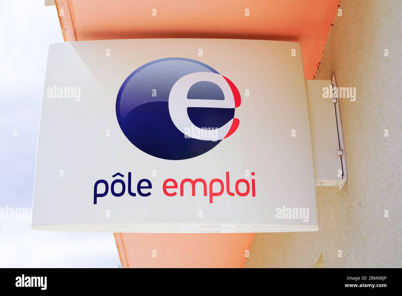 Bordeaux , Aquitaine / Frankreich - 05 05 2020 : Pole emploi Zeichen Logo Französisch Regierungsbehörde Bürogebäude registriert Arbeitslose Stockfoto