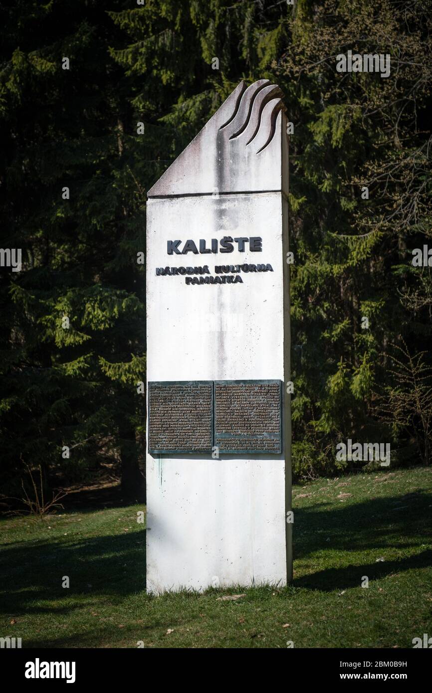 KALISTE, SLOWAKEI - APR 20, 2020: Ehemaliges Dorf im Bezirk Banska Bystrica, Slowakische Republik. Es wurde während des 2. Weltkrieges von deutschen Nazi-Truppen in Fackelzug gebracht Stockfoto