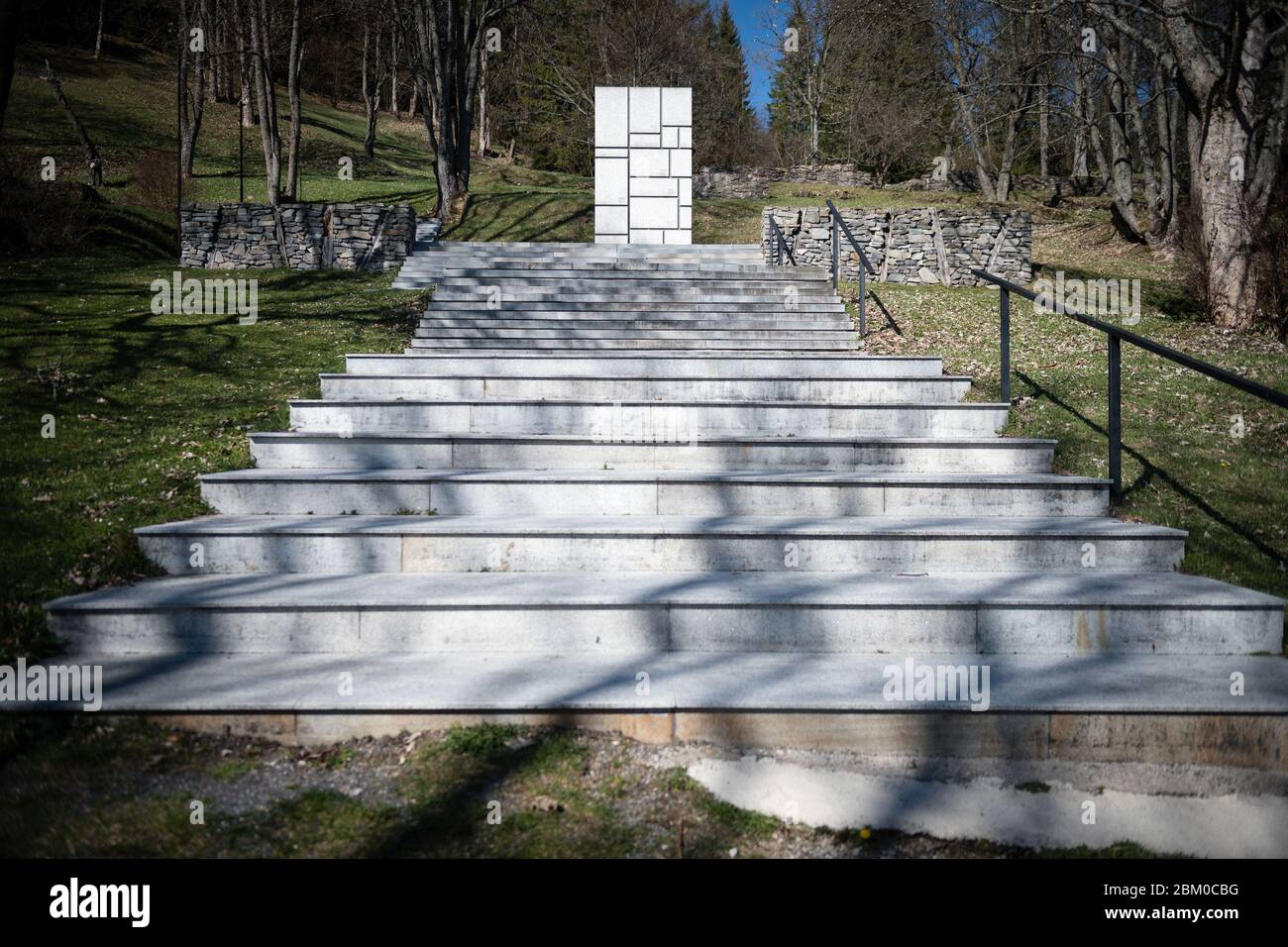 KALISTE, SLOWAKEI - APR 20, 2020: Ehemaliges Dorf im Bezirk Banska Bystrica, Slowakische Republik. Es wurde während des 2. Weltkrieges von deutschen Nazi-Truppen in Fackelzug gebracht Stockfoto