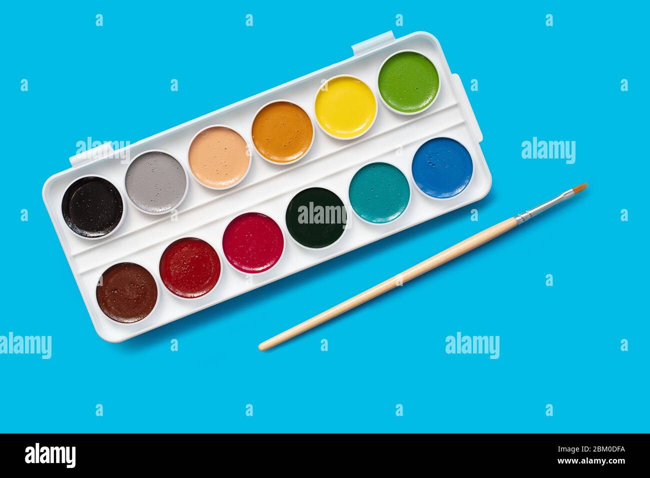 Aquarell-Paket auf blauem Hintergrund, Draufsicht Stockfoto