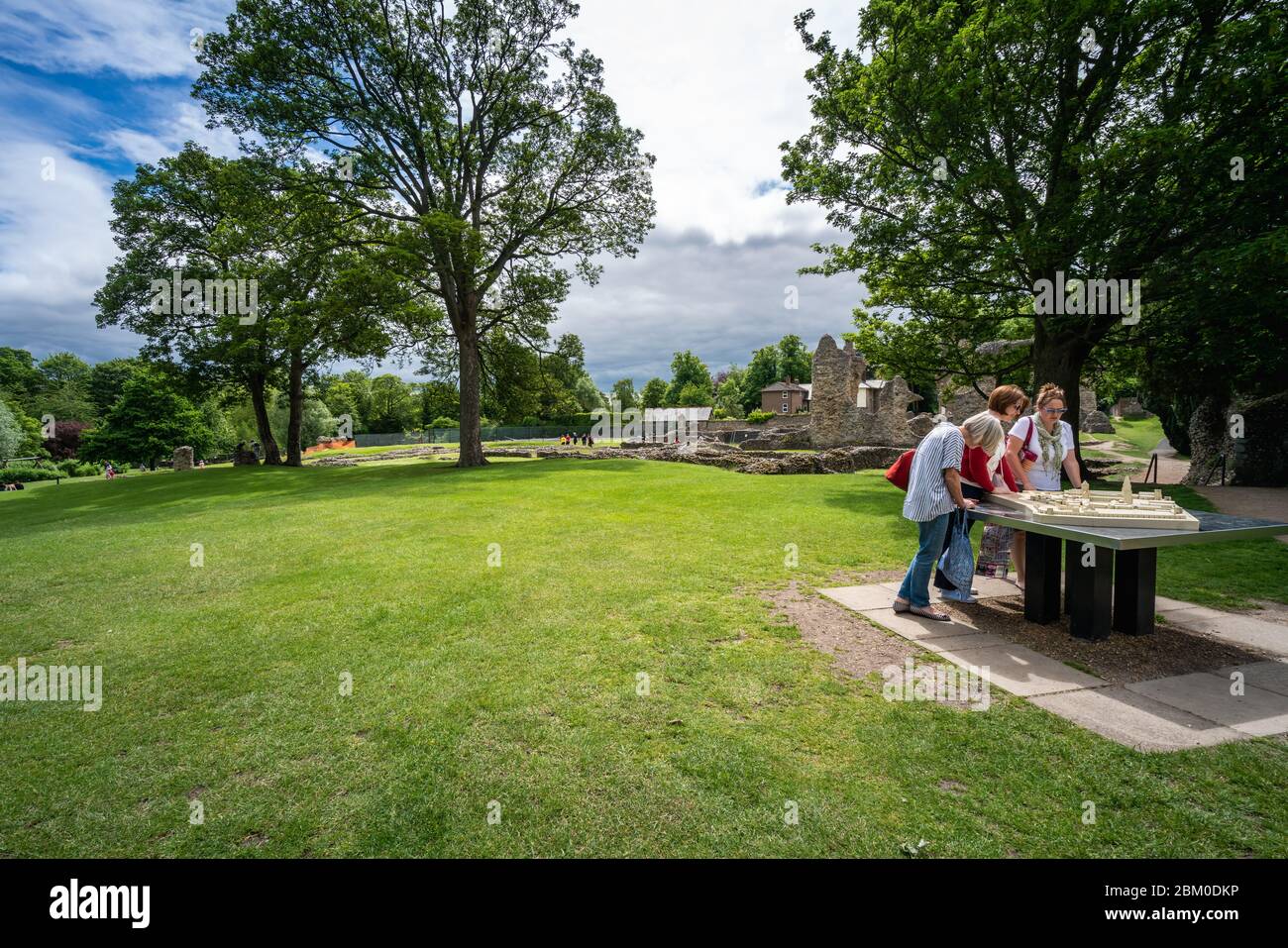 Bury St Edmunds, England - Mai 31 2019: Abbey Garden Ruins in Bury St Edmunds, einer der wichtigsten historischen Stätten Suffolks. Stockfoto