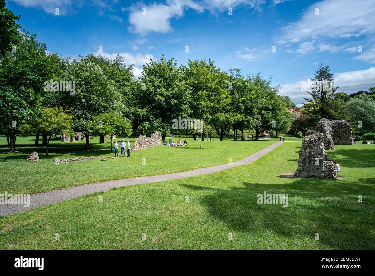 Bury St Edmunds, England - Mai 31 2019: Abbey Garden Ruins in Bury St Edmunds, einer der wichtigsten historischen Stätten Suffolks. Stockfoto