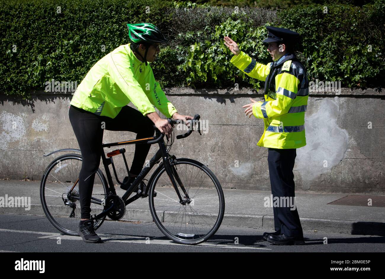 Dublin, Irland - 29. April 2020: Ein Garda Covid-19 Checkpoint am Sutton Cross etwas außerhalb der Stadt. Stockfoto